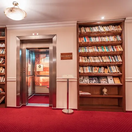 Capital With Private Wellness 4* 尼特拉